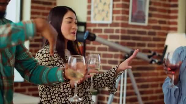 거실에서 춤을하는 파티에서 알코올 음료를 이동합니다 아시아의 에너지 Hangout Shaking — 비디오