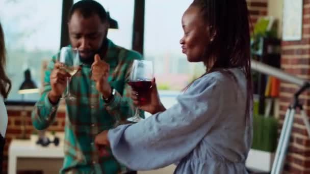 Vrolijke Vrienden Dansen Huisfeest Tijdens Het Drinken Van Wijnglazen Genieten — Stockvideo