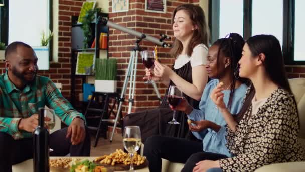 Gute Freunde Unterhalten Sich Unterhaltsam Trinken Alkoholische Getränke Und Essen — Stockvideo