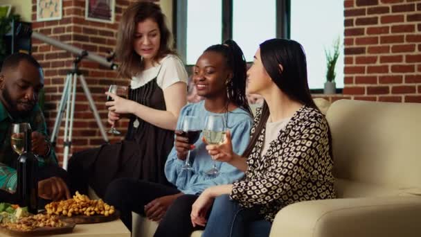 Grupo Multiétnico Amigos Conversando Uns Com Outros Aconchegante Apartamento Reunidos — Vídeo de Stock