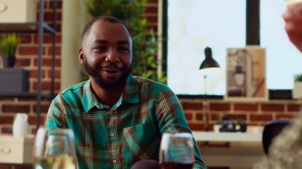 Bipoc 아파트 손님과 흥미로운 대화를 쾌활한 아프리카계 미국인 남자의 닫습니다 — 비디오