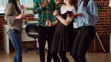 Okul arkadaşları ev şarabı partisi düzenliyor, disko müziği eşliğinde coşkuyla dans ediyor, çekim yapıyor. Arkadaşlar birlikte vakit geçirmenin keyfini çıkarıyorlar, sosyal etkinliklerde ustaca dans hareketlerine dalıyorlar.