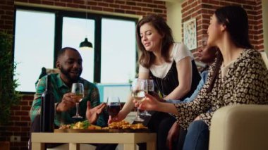Tuğla duvarlı apartman dairesinde birbirleriyle konuşan çok ırklı arkadaş grubu, bayramı kutlamak için bir araya geldiler. İş arkadaşları evde sosyalleşiyor, şarap ve atıştırmalıkların tadını çıkarıyor.