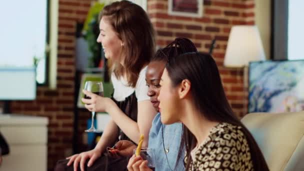 Bipoc Nők Otthon Ülnek Kanapén Pletykálnak Barátjukról Miközben Egy Pohár — Stock videók