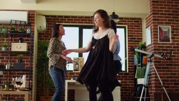 Mutlu Arkadaşlar Apartman Partisinde Dans Eder Birlikte Eğlenir Döner Zıplar — Stok video