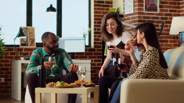 Amici Che Fanno Conversazione Vivace Bevono Vino Mangiano Spuntini Dal — Video Stock