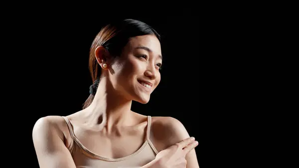 Asyalı Güzellik Modeli Vücut Bakımı Cilt Bakımı Için Güneş Kremi — Stok fotoğraf