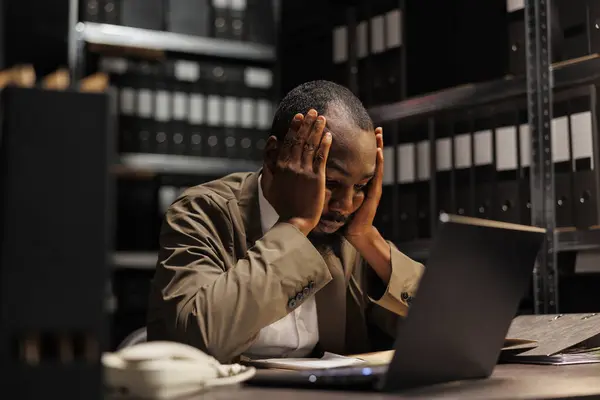 Vyčerpaný Africký Americký Vyšetřovatel Který Řeší Večer Složitý Zločin Unavený — Stock fotografie
