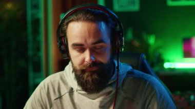 Canlı yayın sırasında abonelerin önünde video oyunları oynayan sporcu, oyun sırasında strateji tavsiyeleri veriyor. Neon lit stüdyosundaki profesyonel oyuncu yayın oyununu kapatın.