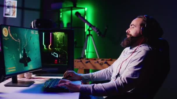Szczęśliwy Człowiek Pomocą Słuchawek Gry Statek Kosmiczny Latający Singleplayer Gra — Wideo stockowe