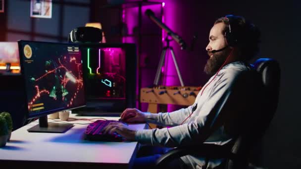 Человек Дома Играет Однопользовательскую Видеоигру Космическим Кораблем Стреляющим Лазерными Лучами — стоковое видео