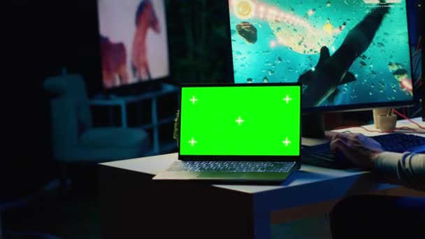 Ноутбук Mockup Поруч Людиною Яка Грає Високу Однокористувацьку Відеогру Космічним — стокове відео