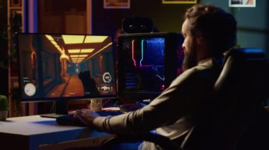 FPS video oyununda son görevine ulaşan oyuncu, karanlık sanayi salonlarında ona lazer mermileri atan uçan robotlarla savaşıyor. Oyuncu birinci şahıs nişancı oyunu oynuyor, son patronla dövüşüyor.