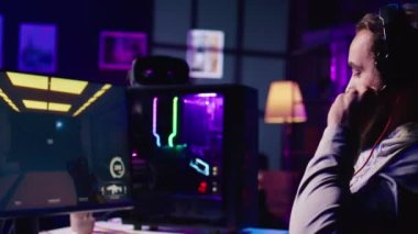 Adam internetteki rekabetçi FPS video oyunundan zevk alıyor, arkadaşlarıyla uçan robotlarla savaşıyor. Oyuncu, birinci şahıs nişancı oyunu oynarken internet takım arkadaşlarıyla konuşuyor, düşman patronuyla dövüşüyor.