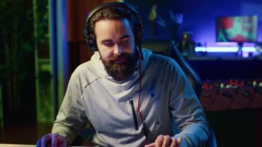 Takım arkadaşlarıyla maç kaybetmekten etkilenmeyen neşeli oyuncu rekabetçi esport turnuvasında oynuyor. İnsan arkadaşlarıyla çok oyunculu video oyununun keyfini çıkarırken kaybetmesine rağmen iyimser oluyor