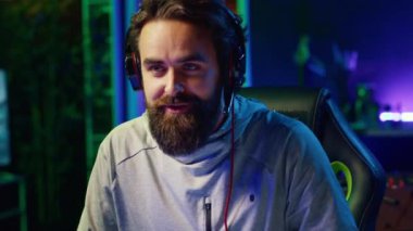 Oyun PC 'sinde online çoklu oyunculu video oyunu oynarken izleyicilerle konuşan içerik yaratıcısı, diğer canlı esport profesyonel oyuncularına karşı yarışıyor. Profesyonel oyuncu yayın oyununun yakın plan çekimi