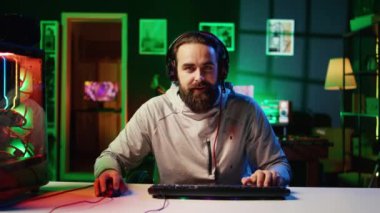 Canlı yayın sırasında seyirci önünde video oyunları oynayan heyecanlı esports oyuncusu, rakiplerle mücadele ederken ilgi çekici yorumlar yapıyor. Oyun yarışmasına katılan profesyonel oyuncu