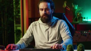 Stresli adam evde video oyunları oynuyor, rakiplerine yetişmeye çalışıyor, klavye tuşlarına spam atıyor. Esnaf turnuvasına katılan gergin oyuncu, düşmanlarını yenmek için mücadele ediyor.