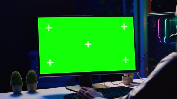 Человек Играющий Друзьями Онлайн Многопользовательскую Игру Изолированном Экране Настольного Компьютера — стоковое видео
