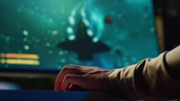 Людина Використовує Ігрову Клавіатуру Щоб Грати Космічний Корабель Літає Одиночну — стокове відео