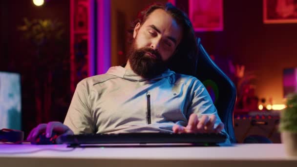 游戏玩家在电脑桌时癫痫发作 在病理学上玩了一整天电子游戏后精疲力竭 昏昏欲睡的人睡着了 疲惫不堪与椅子相撞 沉迷于游戏 — 图库视频影像
