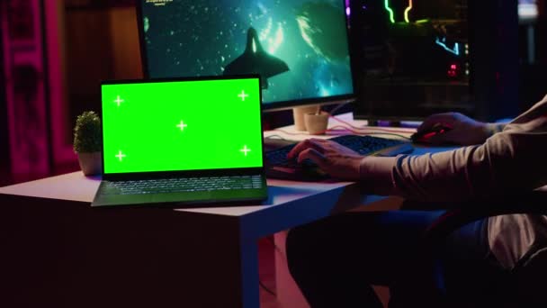 비디오 게임에서 우주선을 게이밍 키보드를 재미를 노트북 게임을하는 강력한 컴퓨터 — 비디오