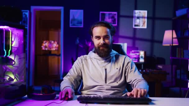 Επαγγελματίας Gamer Που Συμμετέχει Online Ανταγωνιστικό Παιχνίδι Multiplayer Χρησιμοποιώντας Την — Αρχείο Βίντεο