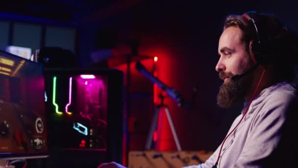 Homem Sorridente Alcançando Missão Final Videogame Coop Fps Lutando Contra — Vídeo de Stock