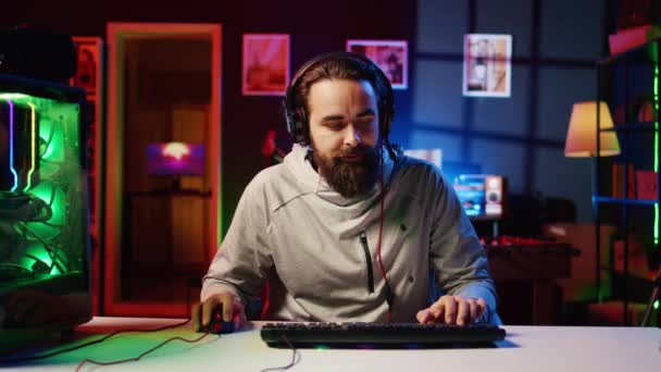 Esports Player Ηχογραφεί Τον Εαυτό Του Παίζει Βιντεοπαιχνίδια Μπροστά Στο — Αρχείο Βίντεο