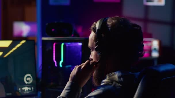 Muž Relaxovat Tím Hraje Futuristické Sci Videohry Počítači Stolu Pozdě — Stock video