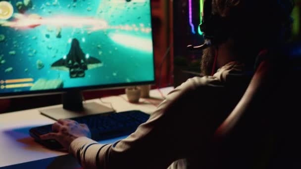 Hráč Ničí Nepřátelské Kosmické Lodě Snaží Dokončit Úroveň Sci Létající — Stock video