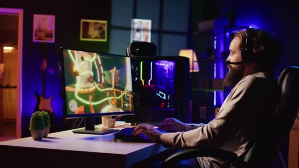 Геймер Відчуває Роздратування Після Програшу Багатокористувацького Чемпіонату Відеоігор Інтернеті Зазнаючи — стокове відео