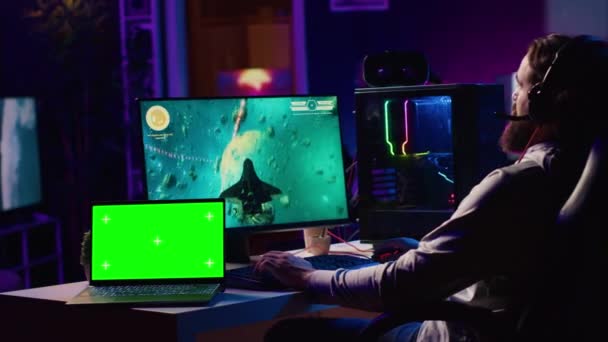 Zielony Laptop Ekranu Obok Człowieka Pomocą Klawiatury Gry Statek Kosmiczny — Wideo stockowe