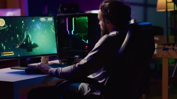 Щасливий Чоловік Розважається Використовуючи Ігрову Клавіатуру Польоту Космічного Корабля Відеоігри — стокове відео