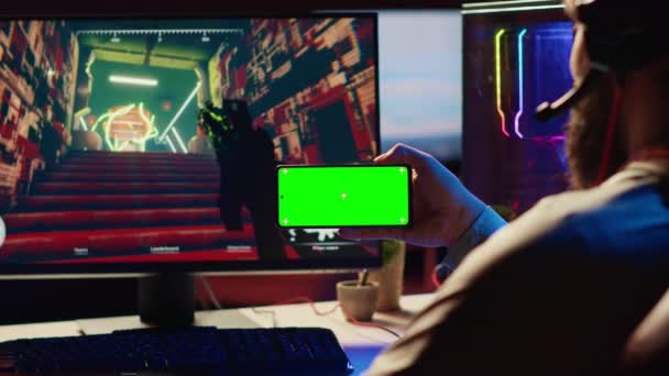 레이저 총알과 비디오 게임을 전화에 튜토리얼을 게이머는 전화에서 온라인 가이드를보고 — 비디오