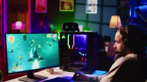 Szczęśliwy Gracz Świętuje Uczucie Podekscytowany Zniszczeniu Wszystkich Statków Kosmicznych Wroga — Wideo stockowe