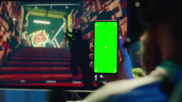 Чоловік Дивиться Улюблений Творець Вмісту Зеленому Екрані Смартфона Показуючи Поради — стокове відео