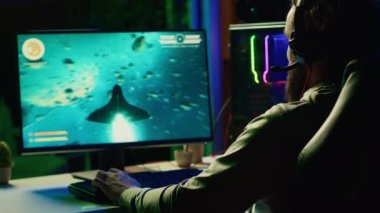 Yüksek FPS tekli oyuncu oyunu oynayan bir adam uzay gemisiyle asteroide lazer akımı yolluyor. Oyuncu hedefleri vurmak ve ışın izleme grafikleriyle Scifi oyununu kazanmak için çapraz gölgeleme kullanıyor