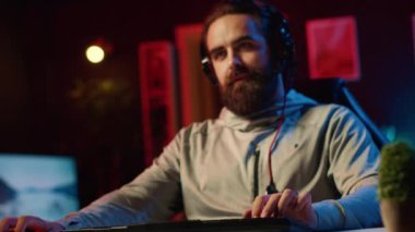 Adam internetten video oyunu turnuvalarında diğer oyunculara meydan okurken kendini videoya çekiyor. Seyircilerle birlikte canlı yayın sırasında esport yarışmasına katılan profesyonel oyuncuya yakınlaşın