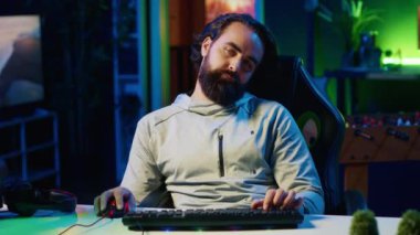 Oyun bağımlısı uyuşuk bir adam bütün gün online çok oyunculu oyunlarla uğraştıktan sonra kendini çok yorgun ve gerçeklikten kopuk hissediyor. Çok fazla video oyunu oynamaktan yorgun düşen uykulu bir adam.