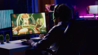 Kızgın adam, gece geç saatlerde RGB 'deki FPS video oyunu seviyesini kaybettikten sonra hayal kırıklığına uğradı. Çevrimiçi çok oyunculu atıcıda başarısız olduktan sonra oyuncunun öfkelenmesi, masaya yumruk atması