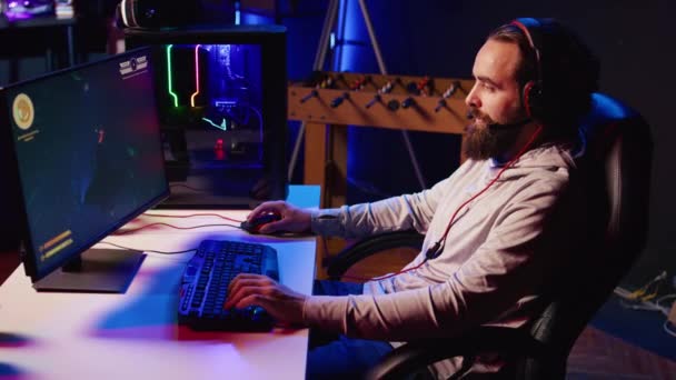 Людина Розмовляє Друзями Онлайн Граючи Одиночну Відеогру Космічним Кораблем Стріляючи — стокове відео