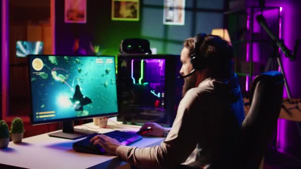 게이머는 우주선 비디오 게임을하는 임무를 놀라움을 느낀다 확실하지 강력한 우주선을 — 비디오