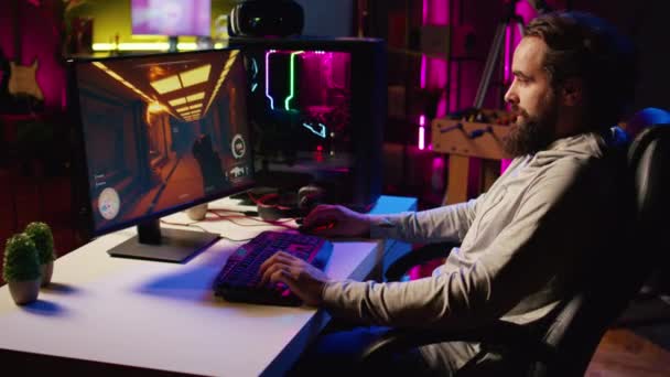 Homem Sala Estar Escura Jogando Videogame Ficção Científica Jogos Concentrando — Vídeo de Stock