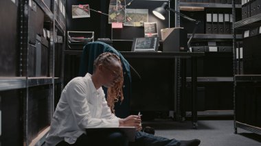 Afro-amerikan dedektifi kattaki dava dosyalarına bakıyor, tanık ifadelerini okuyor ve şüpheli kanıtlar buluyor. Sabıka kaydı olan bir kadın müfettiş polis soruşturması yürütüyor..