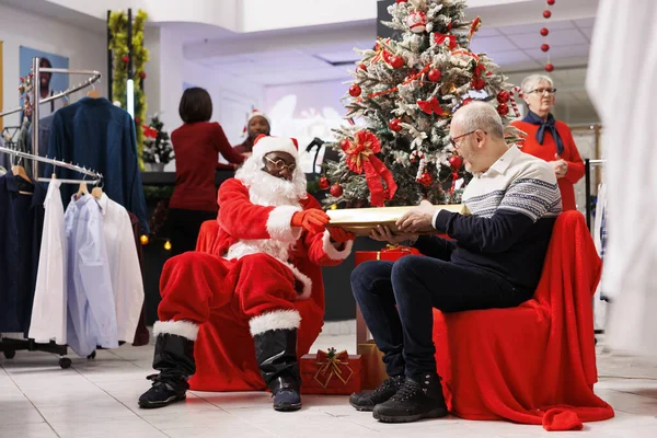 Anciano Recibe Regalo Santa Junto Árbol Navidad Sintiéndose Feliz Tienda —  Fotos de Stock