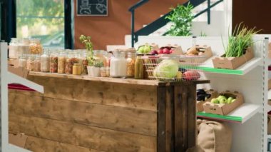 Sıfır atık eco mağazası tarafından kullanılan geri dönüşümlü cam kavanozlarda toplanan ürünler sürdürülebilir yaşam tarzını kirletmemek için plastik kullanımını ortadan kaldırıyor. Yerel süpermarket malzemeleri ve çevre dostu ürünler.