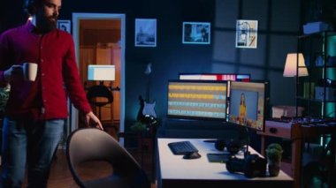 Stüdyoya dönen fotoğrafçı, dijital portföy sergilenen fotoşoplar üzerinde çalışmaya devam ediyor. Fotoğraf editörü kahve içerken en iyi fotoğrafları seçiyor