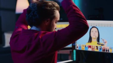 Evde fotoğraf editörlüğü yapmaktan sıkılmış, işini yapmak yerine komik kedi videoları izliyor. Erteleme tembelliği ve verimsiz çevre, kayarak zaman kaybı