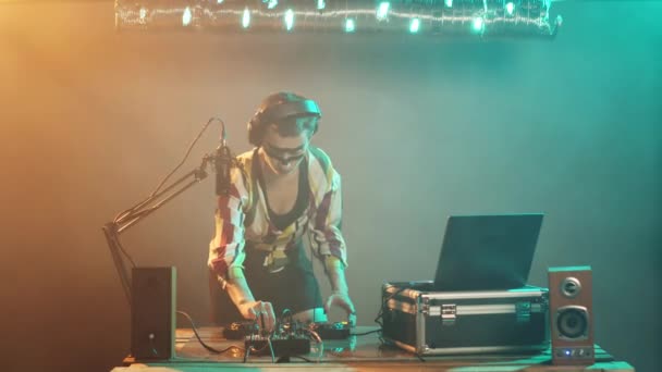 Fiatal Művész Keveredik Lemezjátszókkal Színpadon Arra Készül Hogy Techno Disco — Stock videók